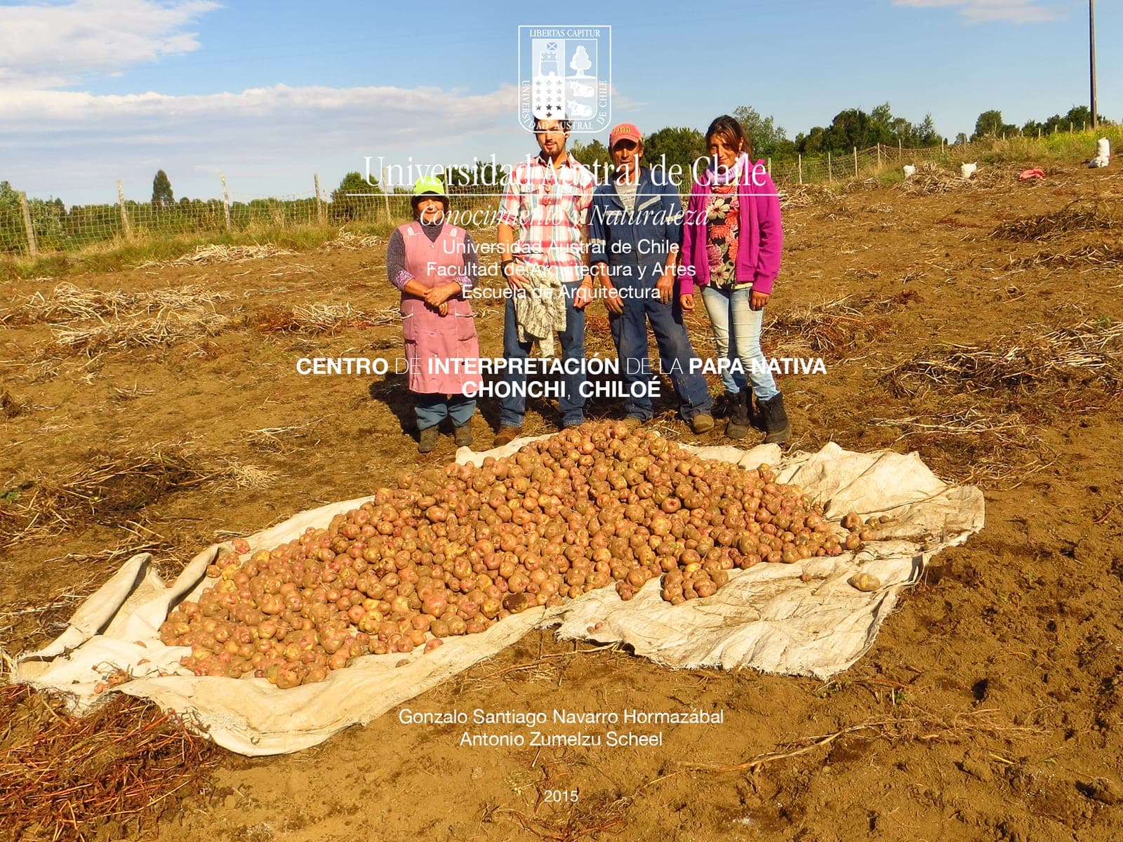 Fotografía de agricultores de Chiloé junto a una cosecha de papas nativas extendida sobre la tierra